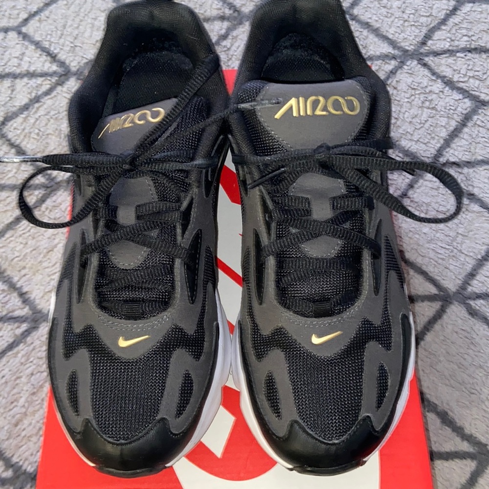 Nike Air Max 200 (gs) size 6 in youth size *worn*